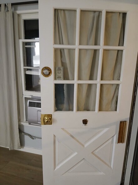 entry door - 13527 Burbank Blvd