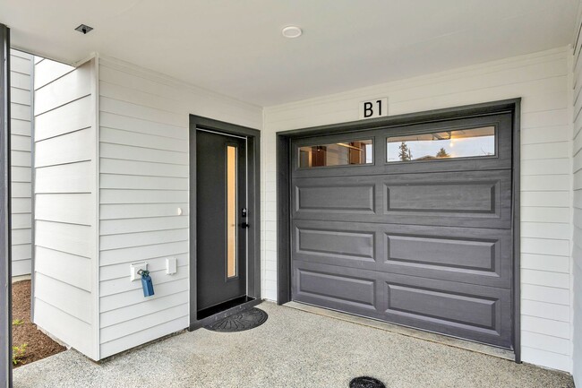 Building Photo - New Construction Luxury Townhome - Bright & Sunny End Unit