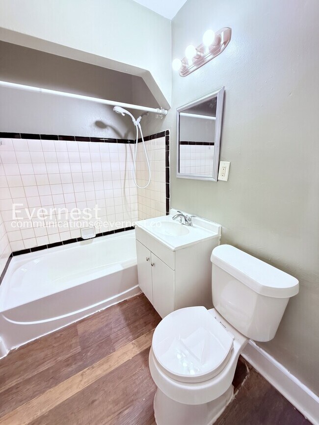 Building Photo - Charming Home with Detached Garage and Basement! | Pet Friendly