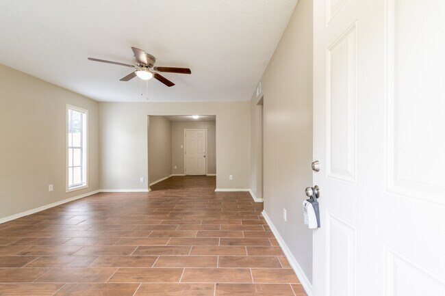 Building Photo - 3869 Winwood Dr