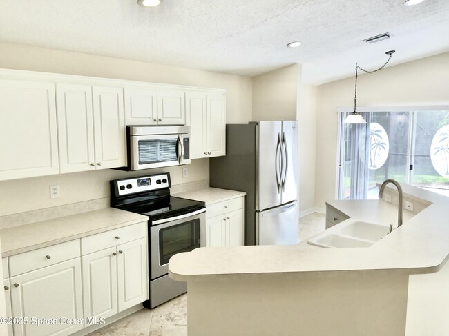 Building Photo - 974 Villa Dr