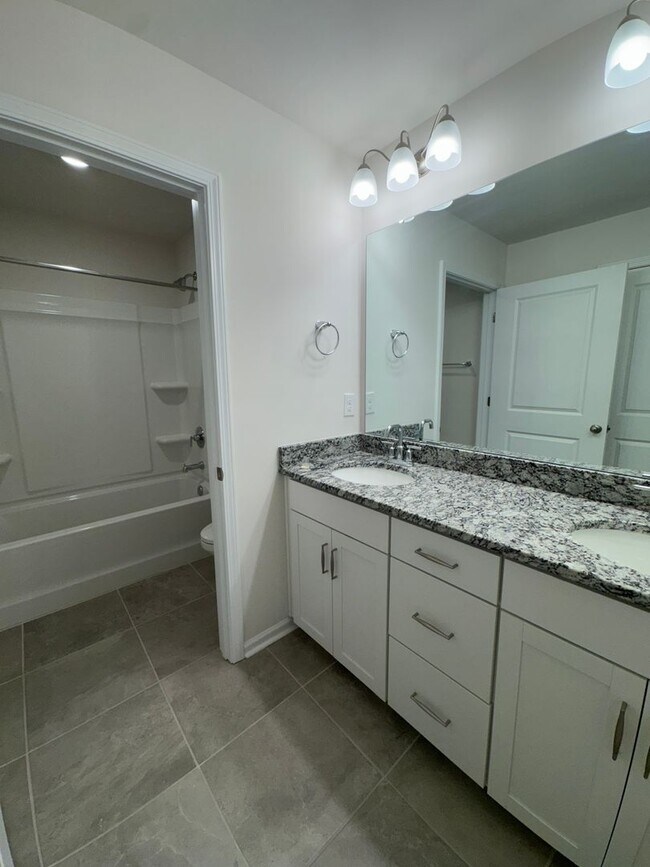 Building Photo - Beautiful Four Bedroom Townhouse in Sherri...