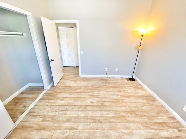 Building Photo - Spacious 2-bedroom corner unit with vaulted ceilings and open floorplan near Summerlin