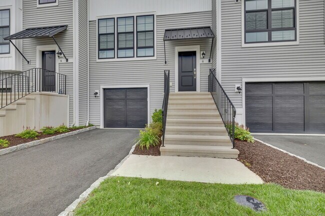 Building Photo - 8 Brentwood Cir