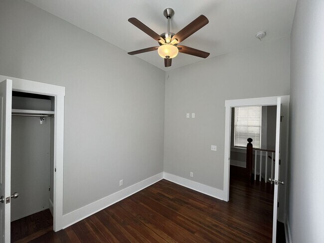 Building Photo - 213 W 39th St