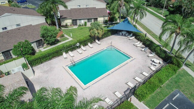 Building Photo - 5264 Cedarbend Dr