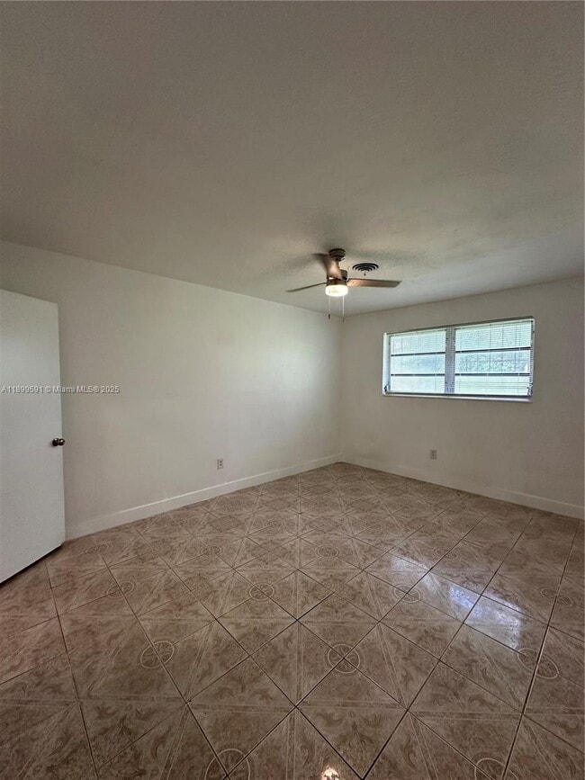Building Photo - 16980 N Miami Ave