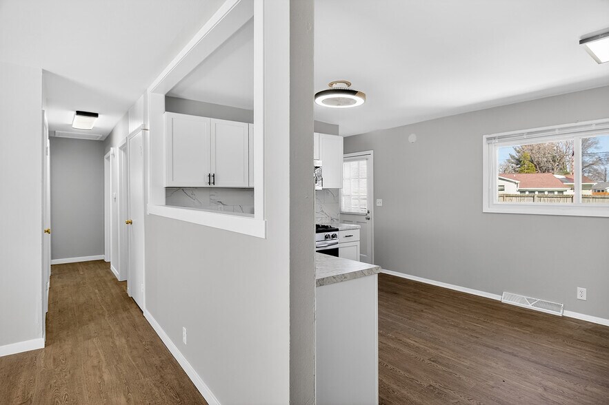 Building Photo - 7407 Saturn St