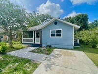 Building Photo - Spacious 4 Bedroom 2 Bathroom Single Famil...