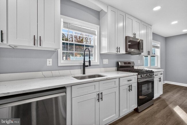 Building Photo - 2403 Kingsway Rd