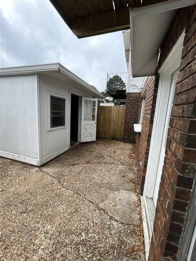 Building Photo - Updated Townhome for lease | 10009 Smither...