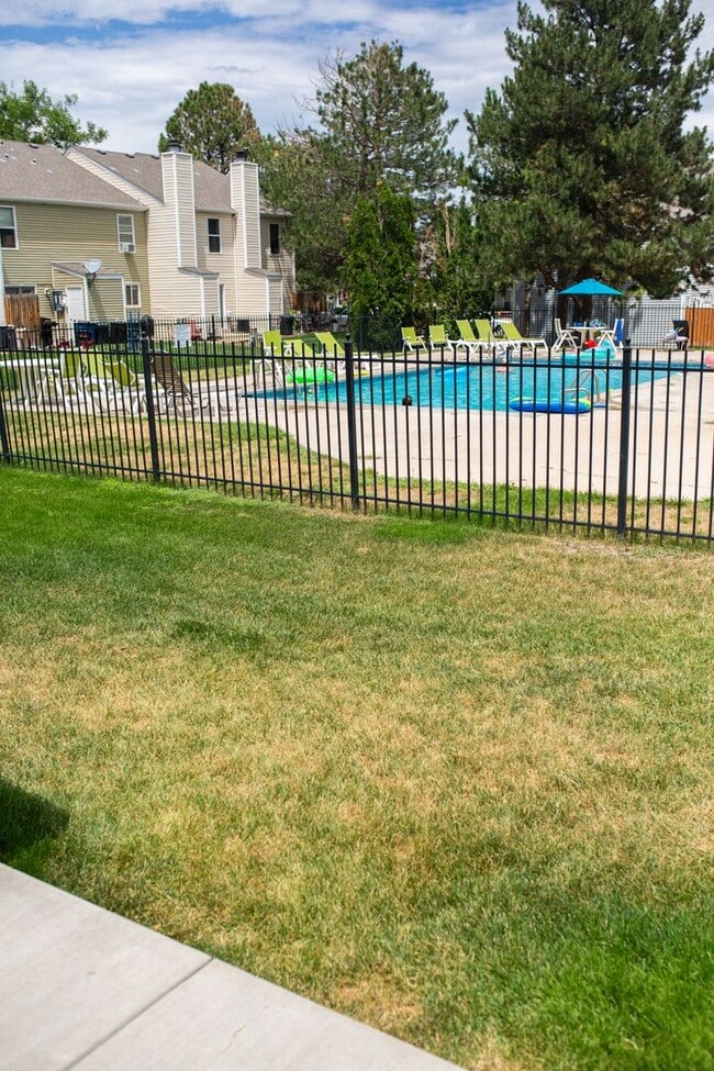 Building Photo - Nice 2 Bedroom Townhome in Lakewood
