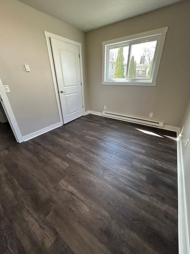 Building Photo - Recently Renovated 2 Bedroom Apartment