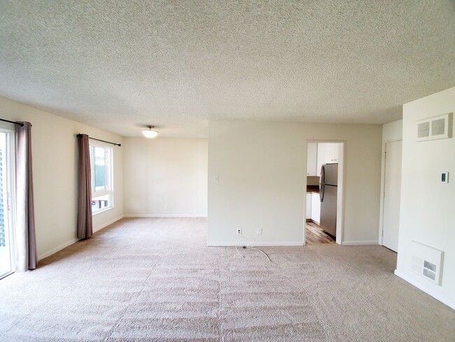 Building Photo - Beautiful, sunny woodlake condo