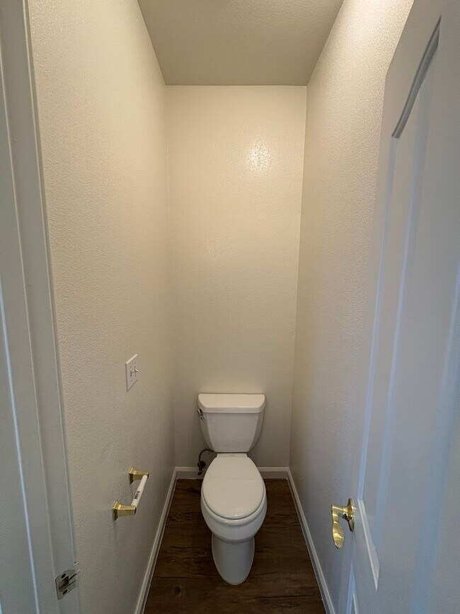 Building Photo - Spectacular home available now in a great neighborhood!