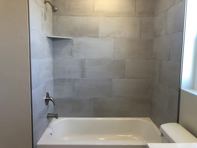 Building Photo - Reduced Rent Modern 3 Bedroom Home for Rent - 18 Month Lease Available!