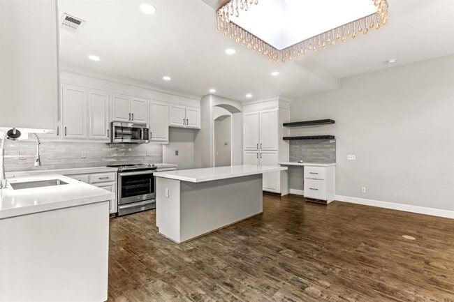 Building Photo - 2921 Garzellis Way