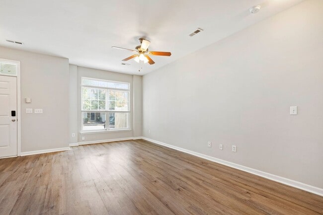 Building Photo - Gorgeous 3BR Townhome with Fresh Updates i...