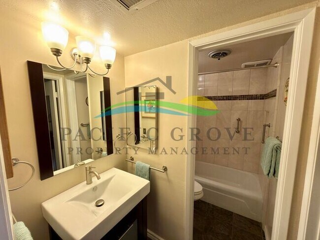 Building Photo - Remodeled 1 Bedroom in Monterey!