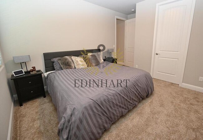 Building Photo - 1439 E Via Albero Dr