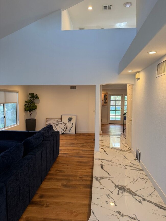 Building Photo - 4 bed, 3 bath cul-de-sac home!