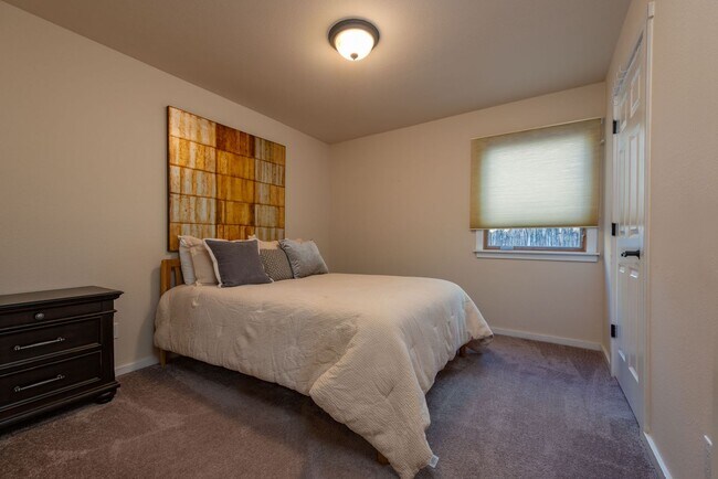 Building Photo - Fully Furnished Ground Level Available Now!