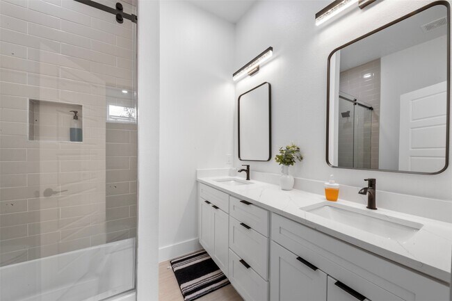 Building Photo - 6815 Paris St