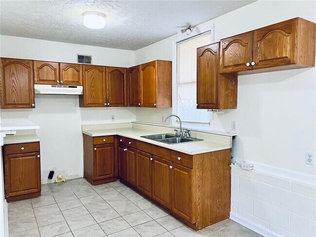 Building Photo - 4005 Shallowford Rd