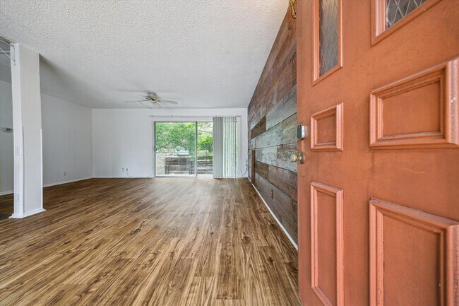 Building Photo - 1304 Mariposa Dr