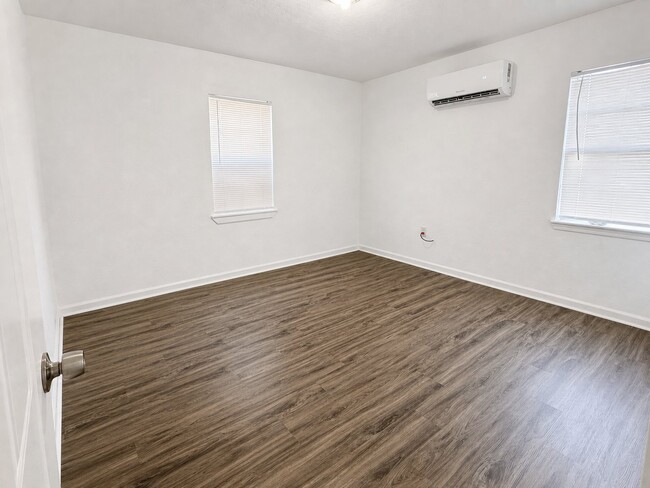 Building Photo - 1181 NW Ozmun Ave