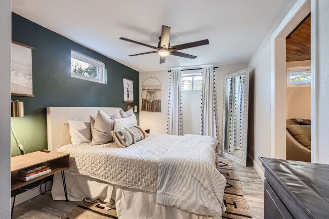 Building Photo - Available September! Charming House for rent in the Crest Club neighborhood!