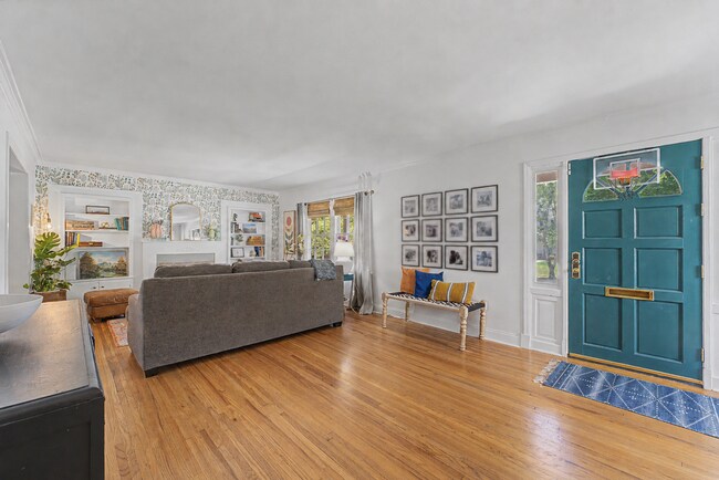 Building Photo - Fully Furnished Maple Ridge Home