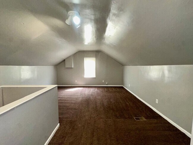 Building Photo - 3 Bedroom 1 Bath Welcome Section 8