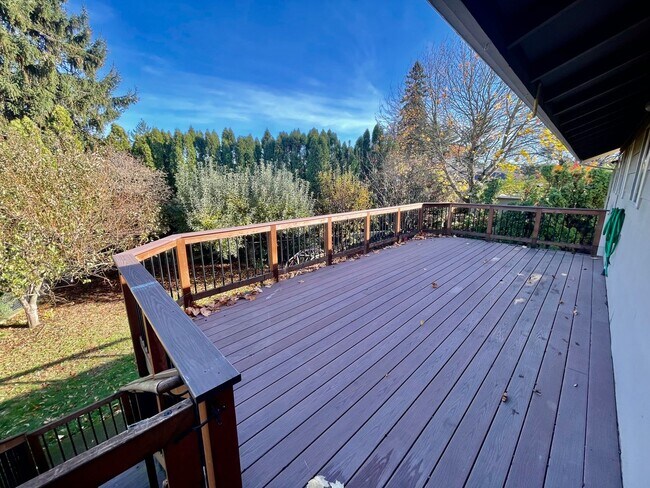 Building Photo - Sprawling 5bd/3bath Split-Level Home | Sto...