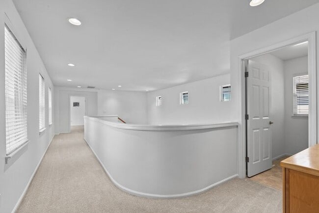 Building Photo - Immaculate Redmond Ridge Air-Conditioned B...