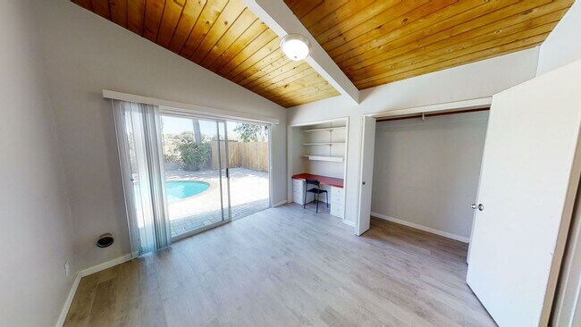 Building Photo - POOL house! BIG rooms! 8 Bedrooms