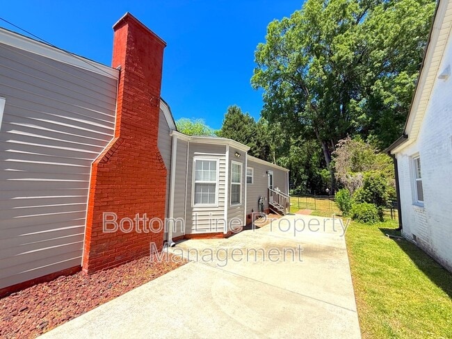 Building Photo - 1216 Jackson Rd