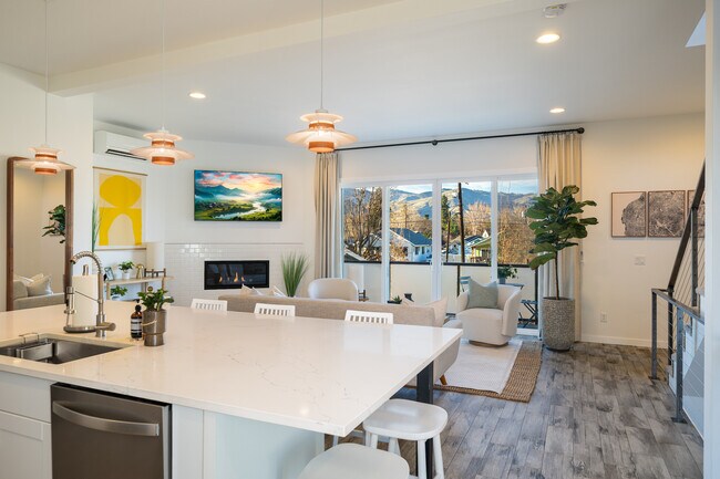 Building Photo - 823 Orondo Ave