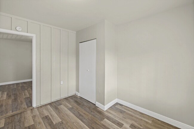 Building Photo - 402 Sunny Ln