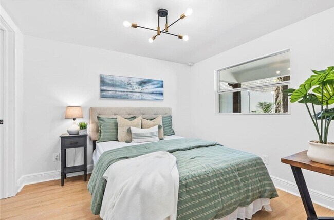 Building Photo - Modern 2-Bedroom Duplex w/ BRAND NEW Washer & Dryer – Quiet, Safe Area in Seminole Heights