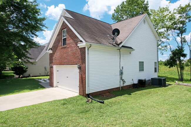 Building Photo - 3120 Pin Oaks Cir NE