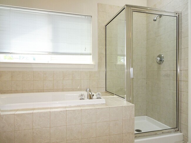 Building Photo - 3Bd/3.5Ba Seattle Townhome