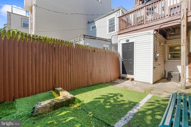 Building Photo - 1005 Baylis St