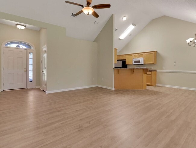 Building Photo - 3 Bed/2 Bath Home in Main Street!