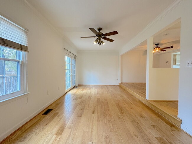 Building Photo - Inviting Townhome with Abundant Space & Co...