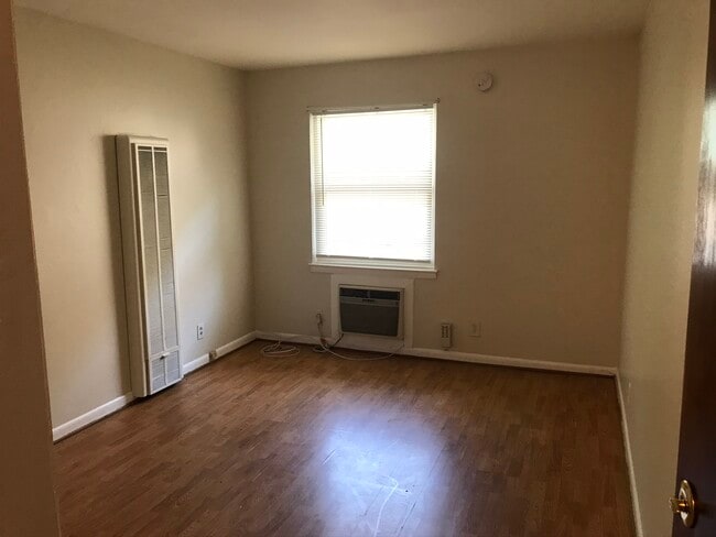 Building Photo - 860 Monroe Dr NE