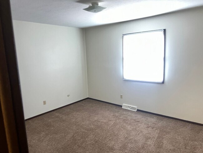 Building Photo - 5418-5422 Menlo Ct