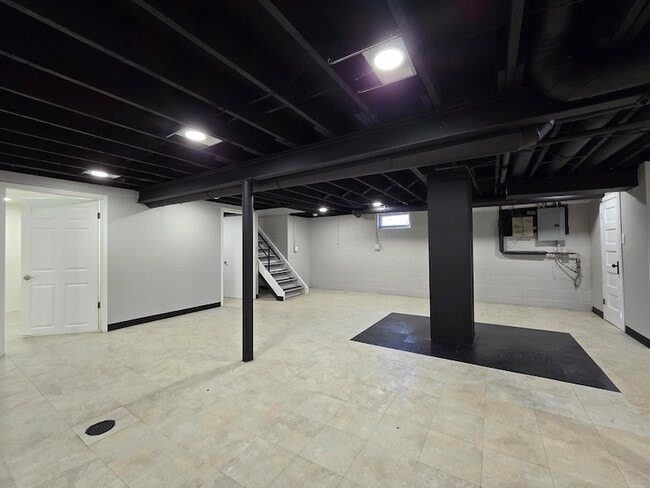 Building Photo - 7230 Beech Ave