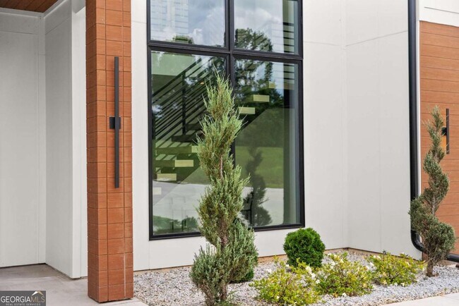 Building Photo - 151 S Pointe Dr