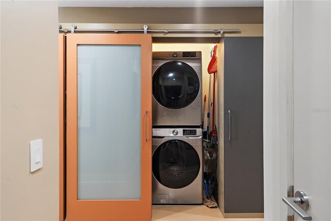 Building Photo - 175 1st St S